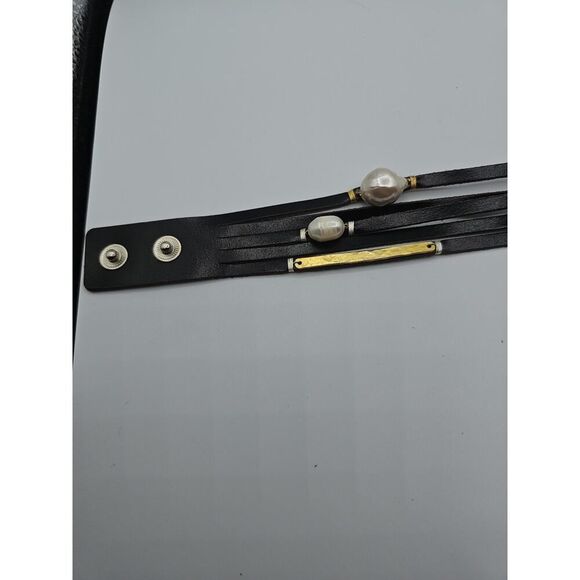 NAKAHOL leather strands adorned with freshwater pearls and gold-toned ACCENTS - Picture 2 of 16